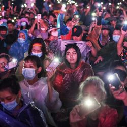 Manifestantes antigubernamentales sostienen sus teléfonos móviles en alto mientras participan en una manifestación a favor de la democracia en Bangkok. | Foto:Lillian Suwanrumpha / AFP)
