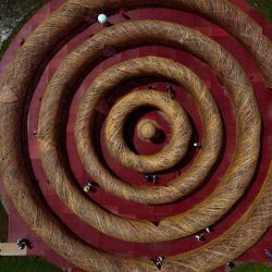 Una vista aérea muestra a los turistas que visitan la instalación de arte hecha con bambú 'El laberinto ondulado en Gaoshuang' del artista taiwanés Lee Kuei-chih durante los Festivales Art Land en Taoyuan. | Foto:Sam Yeh / AFP