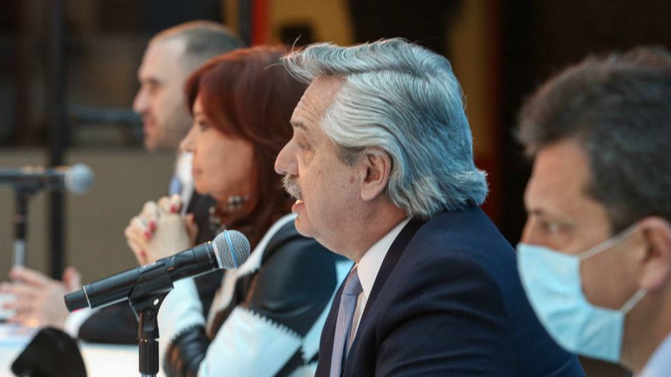 El presidente Alberto Fernández, en un acto junto a Cristina Kirchner, Martín Guzmán y Sergio Massa.
