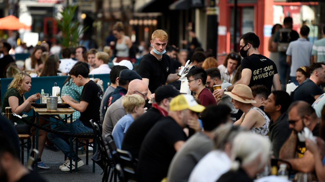 Customers eat sunday lunches at tables outside restaurants in Soho, in London on September 20, 2020 as the British government consider fresh nationwide restrictions after an rise in cases of the novel coronavirus. The government this week tightened restrictions on socialising because of a surge in coronavirus cases, and imposed local lockdowns across swathes of the country. 