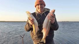 En plena veda, cuarentena mediante, se pescan pejerreyes de increíbles tamaños en varias lagunas.