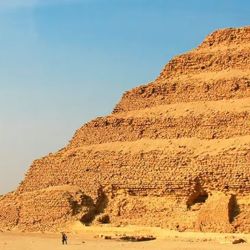 En la zona se destaca la famosa pirámide escalonada del faraón Zoser, la primera de la era faraónica. 