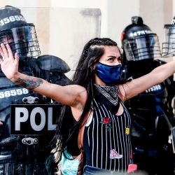 La policía antidisturbios detiene a un manifestante durante las protestas contra la brutalidad policial en Bogotá. | Foto:LEONARDO MUNOZ / AFP