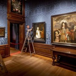 Un empleado prepara la nueva sala 'Johan Maurits and the Mauritshuis' con obras relacionadas con Johan Maurits, Conde de Nassau-Siegen, en el museo Mauritshuis de La Haya, Países Bajos. | Foto:Koen van Weel / ANP / AFP