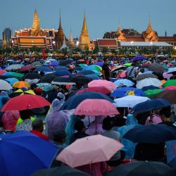 Manifestantes antigubernamentales se reúnen en Sanam Luang durante una manifestación a favor de la democracia en Bangkok, mientras se ve el Gran Palacio de fondo. | Foto:Mladen Antonov / AFP