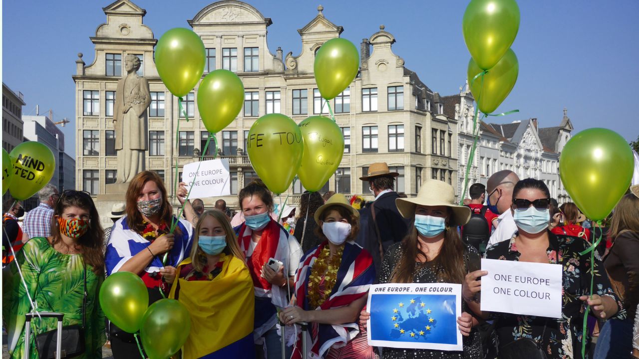 Bélgica, Bruselas: los manifestantes participan en una protesta que pide una Europa y un mismo código de color en el sector turístico, en la lucha contra el coronavirus (COVID-19). | Foto:Ophelie Delarouzee / BELGA / DPA