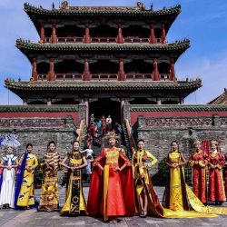 Los modelos exhiben cheongsams, también conocidos como qipaos, durante el Festival Cultural Shenyang Cheongsam en el Palacio Imperial de Shenyang en Shenyang, provincia de Liaoning, noreste de China. | Foto:STR / AFP