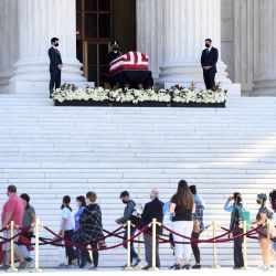 La gente presenta sus respetos mientras la jueza Ruth Bader Ginsburg descansa en reposo frente a la Corte Suprema de los Estados Unidos en Washington, DC. | Foto:SAUL LOEB / AFP