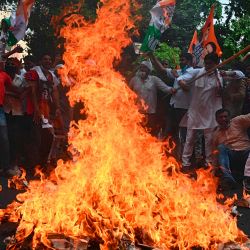 Miembros del partido opositor del Congreso de la India gritan consignas mientras queman una efigie del primer ministro indio Narendra Modi durante una protesta contra la aprobación de nuevos proyectos de ley agrícolas en el parlamento, en Nueva Delhi. | Foto:Jewel Samad / AFP