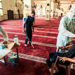 Un trabajador médico palestino toma una muestra de un hisopo de un hombre en una mezquita en la ciudad de Gaza, mientras realiza pruebas para detectar posibles casos de enfermedad por coronavirus COVID-19. | Foto:MAHMUD HAMS / AFP