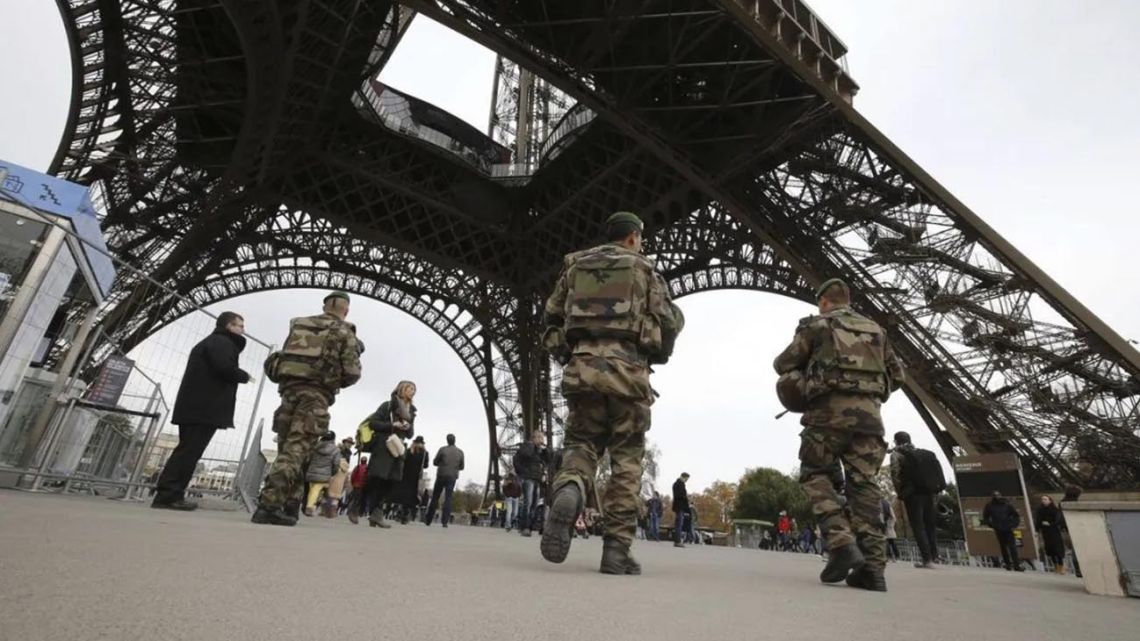 Una amenaza de bomba hizo cerrar la Torre Eiffel durante dos horas | Perfil