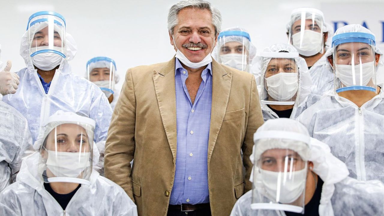 Alberto Fernández en visita a la empresa Barack Mercosul. | Foto:CEDOC