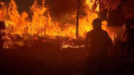 Los incendios entre las localidades de La Cumbre y Villa Giardino continúan activos.