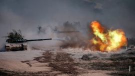 Un tanque T-72-B3 del ejército ruso dispara durante ejercicios militares en el rango de Raevsky en el sur de Rusia durante los simulacros militares