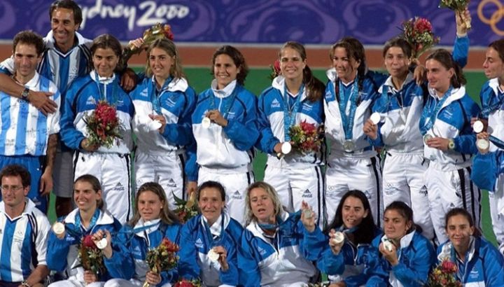 El equipo de Las Leonas que consiguió la medalla de plata en los Juegos Olímpicos de Sydney 2000. 