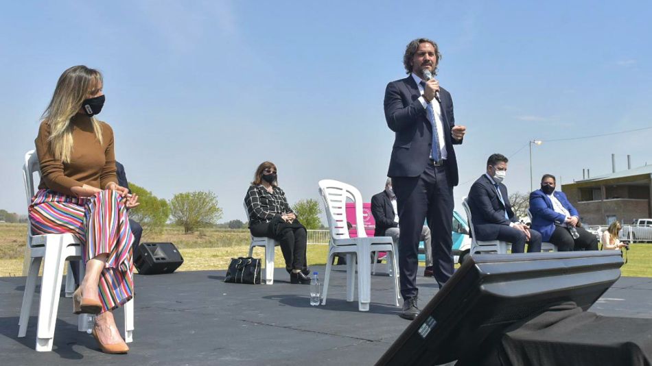 Santiago Cafiero, junto a Malena Galmarini y otros funcionarios.