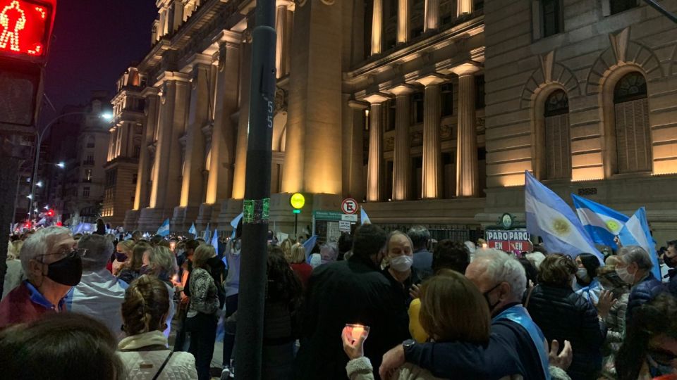 Manifestantes se concentran en Tribunales para expresar su respaldo a los tres jueces desplazados por el oficialismo en el Senado.