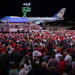 El presidente de Estados Unidos, Donald Trump, habla durante un mitin de campaña en el Aeropuerto Internacional de Pittsburgh en Moon Township, Pensilvania. | Foto:MANDEL NGAN / AFP
