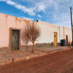 Muchas casas todavía son de adobe y algunas están abandonadas. 