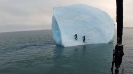 Un iceberg se da vuelta cuando dos personas intentaban escalarlo