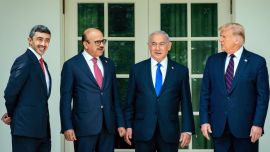 Abdullah bin Zayed Al Nahyan, Abdullatif bin Rashid Al Zayani y Benjamin Netanyahu.