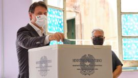 Conte al votar en el referéndum