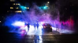 La policía de Portland dispersa a una multitud en Portland, Estados Unidos.
