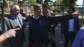 Archivo. El abogado Llermanos, con su defendido Pablo Moyano.