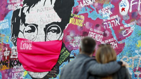 Subasta en Sotheby's de unos 60 artículos de los Beatles, por los 50 años de la disolución de la mítica banda.