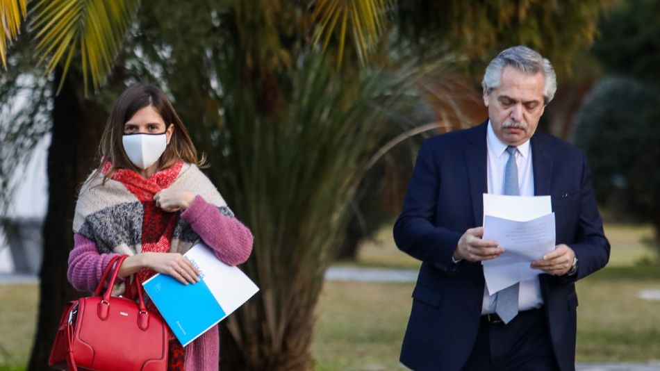 El presidente Alberto Fernandez junto a la directora de la ANSES, Fernanda Raverta