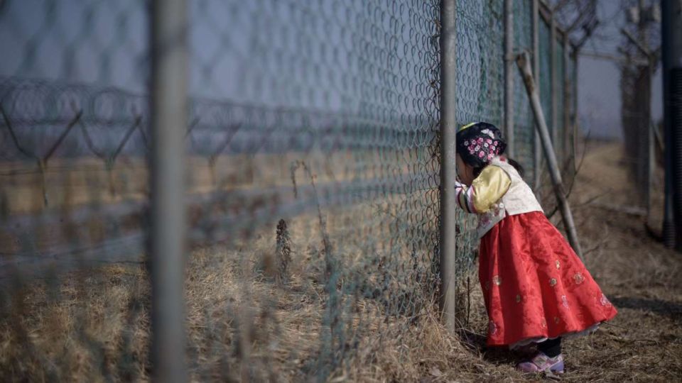 Una niña en un campo de trabajo. El 40 por ciento de la población sufre inseguridad alimentaria.