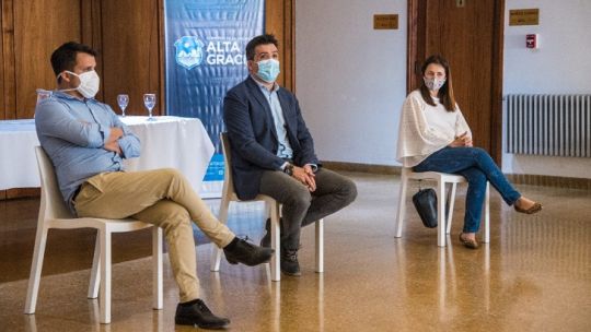 ANUNCIO. Facundo Torres en la semana en Alta Gracia, el ministro encabezó el diálogo con los intendentes para anunciar las restricciones.