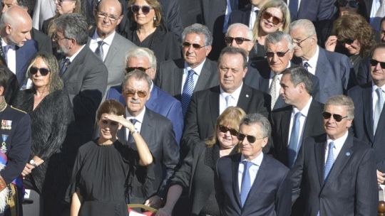 EN EL CENTRO. En 2016 en el Vaticano durante la canonización del Cura Brochero, Santos entre Schiaretti, De la Sota, Mestre y Macri.