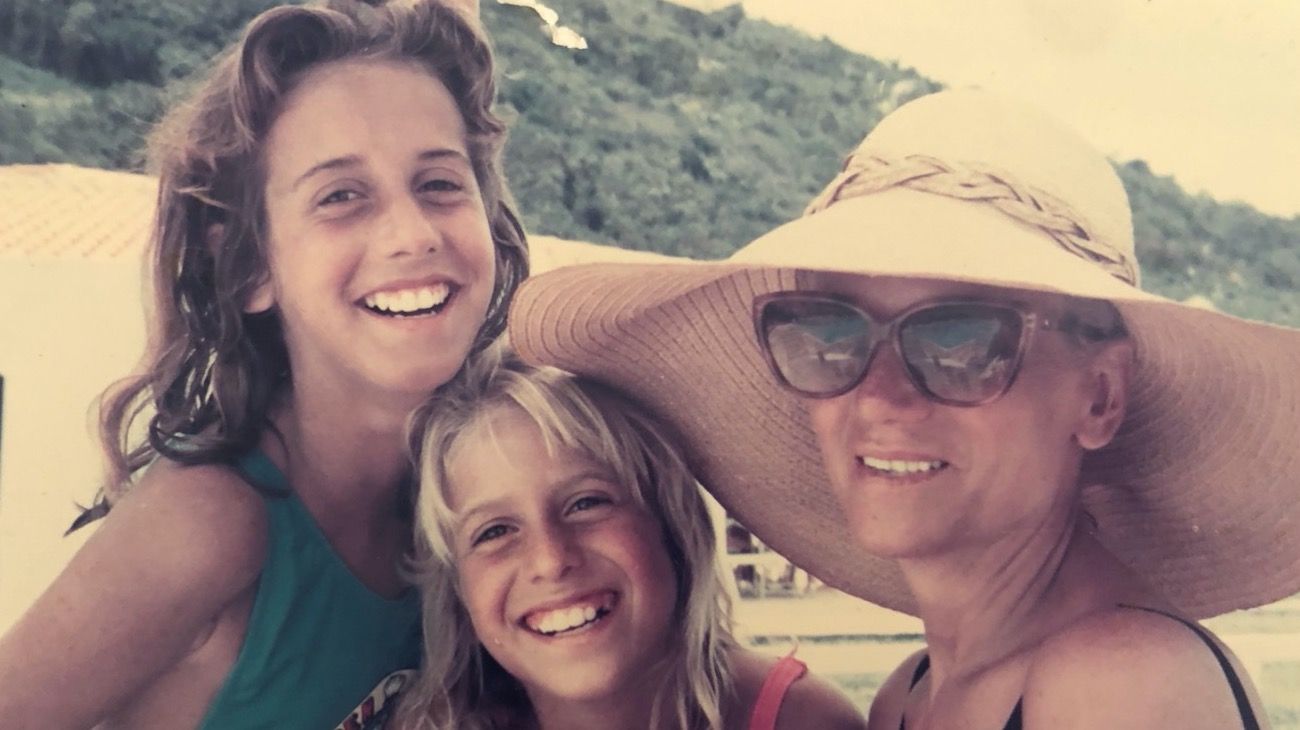 Al sol, de vacaciones en Brasil. Elsa Serrano y sus hijas Belén y Soledad.