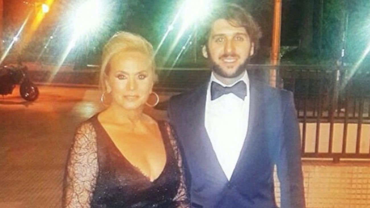 Elsa Serrano y su nieto mayor, Agustín Loydi (hijo de Roxy), en la gala de Antonio Banderas en Buenos Aires.