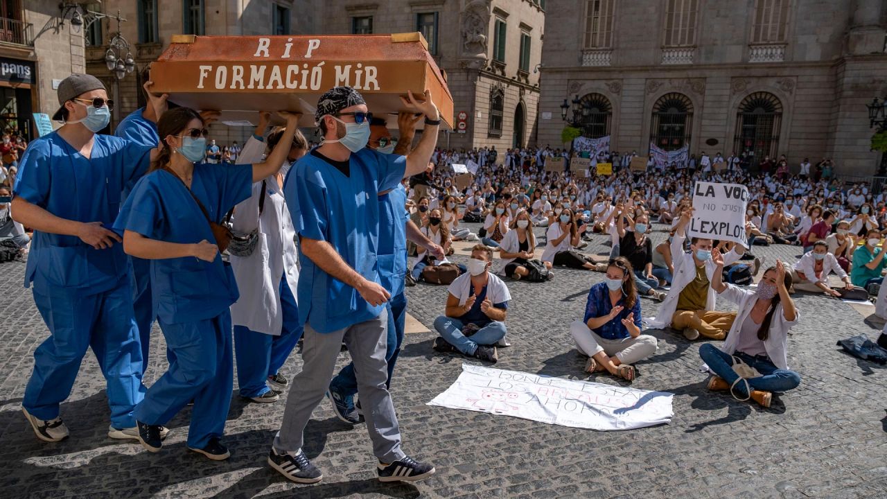 España, Barcelona: los médicos residentes participan en una protesta por las precarias condiciones durante su formación de posgrado debido a los bajos salarios, el elevado número de horas de trabajo y la falta de seguimiento. | Foto:Paco Freire / DPA