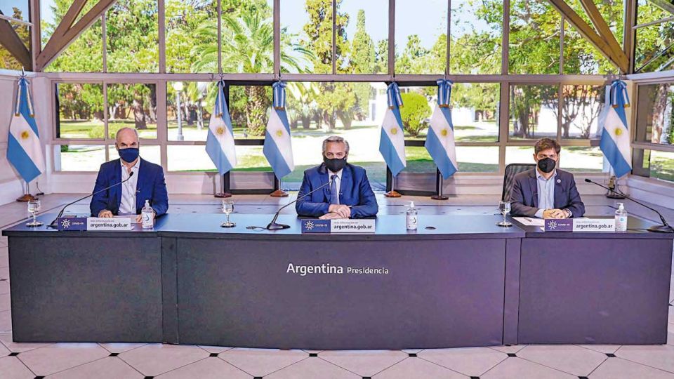 Juntos. Una imagen de los primeros tiempos, cuando el Gobierno reaccionó bien al desafío. Después, la falta de respuestas y la mala comunicación desgastaron los vínculos.