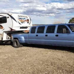 La pick-up se basa en una Chevrolet Silverado que fue modificada para tener dimensiones similares a las de una limusina.