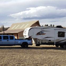 Este combo XXL, pick-up limusina + casa rodante, se vende a un precio de U$S 32.000. 