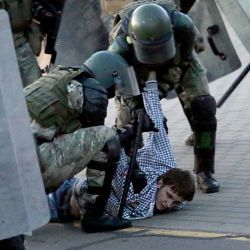 Los agentes del orden detienen a un hombre durante un mitin de la oposición para protestar contra la toma de posesión presidencial en Minsk. | Foto:TUT.BY / AFP