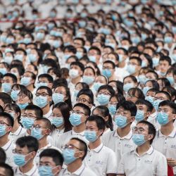 Esta foto muestra a estudiantes de primer año con máscaras como medida preventiva contra el coronavirus Covid-19 durante una ceremonia de graduación en la Universidad de Wuhan en Wuhan, en la provincia central china de Hubei. | Foto:STR / AFP