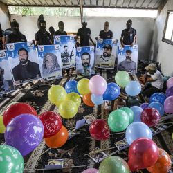 Palestinos enmascarados de los Comités de Resistencia Popular preparan globos incendiarios para volar hacia Israel, cerca de Rafah, a lo largo de la frontera entre la Franja de Gaza e Israel, en el 21 aniversario del grupo. | Foto:SAID KHATIB / AFP