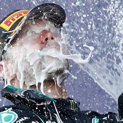 El piloto finlandés de Mercedes, Valtteri Bottas, celebra en el podio después de ganar el Gran Premio de Rusia de Fórmula Uno en el Circuito Autodrom de Sochi en Sochi. | Foto:MAXIM SHEMETOV / POOL / AFP