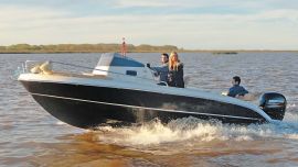 Al verla en el agua, nos llama la atención su perfil lateral, el cual conserva líneas puras y rectas, con un aire deportivo muy actual.