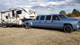 La pick-up se basa en una Chevrolet Silverado que fue modificada para tener dimensiones similares a las de una limusina.