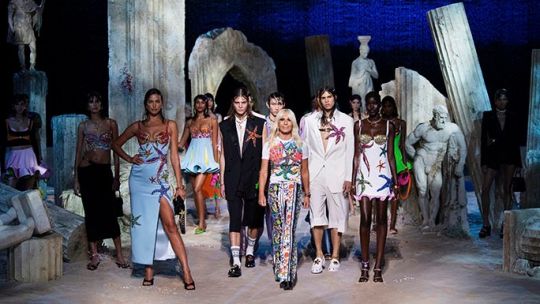 Mica Argañaraz presente en el desfile de Versace