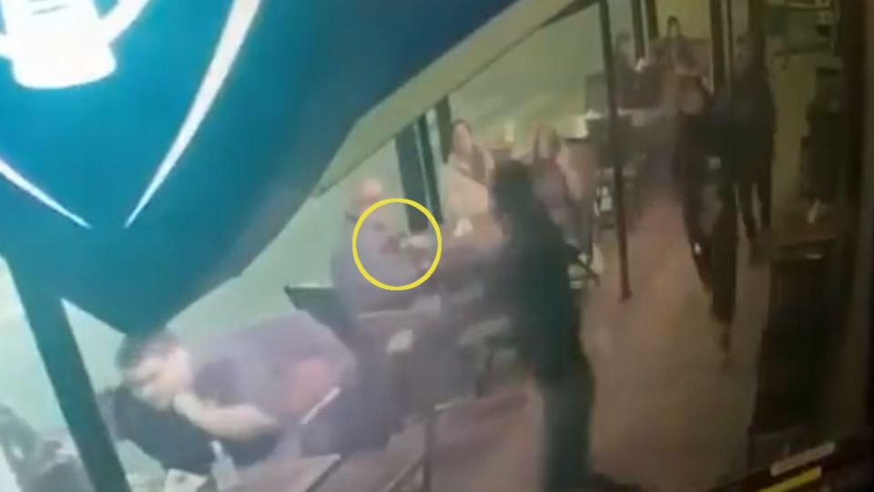 Uno de los delincuentes apunta contra los clientes en la cervecería Kick Off de calles José María Moreno y Del Valle Iberlucea.