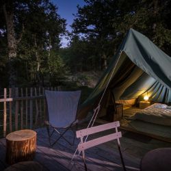 Acampar con la comodidad de un colchón: el “glamping” Huttopia en Dieulefit, en el sur de Francia. Foto: Manu Reyboz/Huttopia/dpa 