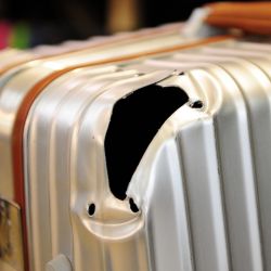 Las compañías aéreas son responsables por daños en el equipaje y deben costear las reparaciones. Foto: Daniel Reinhardt/dpa
