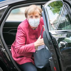 Berlín: la canciller alemana Angela Merkel llega al Bundestag para asistir a la reunión del grupo parlamentario CDU / CSU. | Foto:Michael Kappeler / DPA